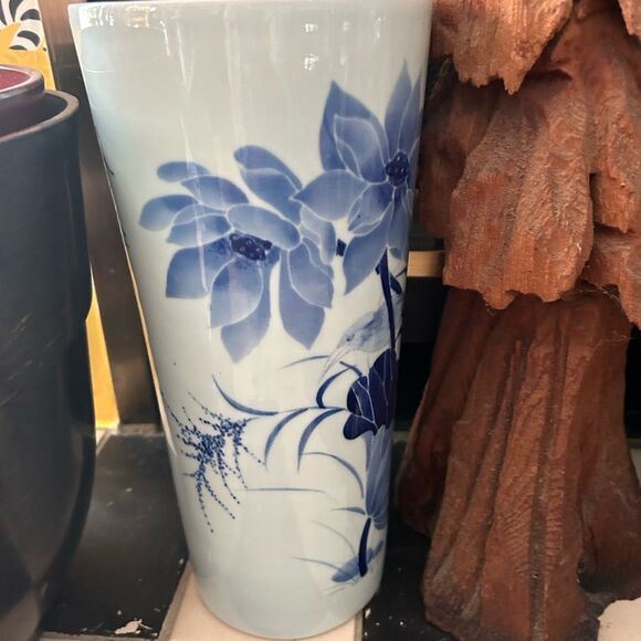 Vintage Chinese ceramic lotus vase in blue and white home - Picture 8 of 11